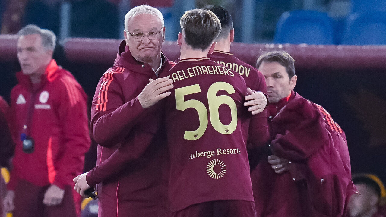 Claudio Ranieri head coach of AS Roma hugs Alexis Saelemaekers during the Serie A Enilive match between AS Roma and AC Monza at Stadio Olimpico on February 24, 2025 in Rome, Italy.