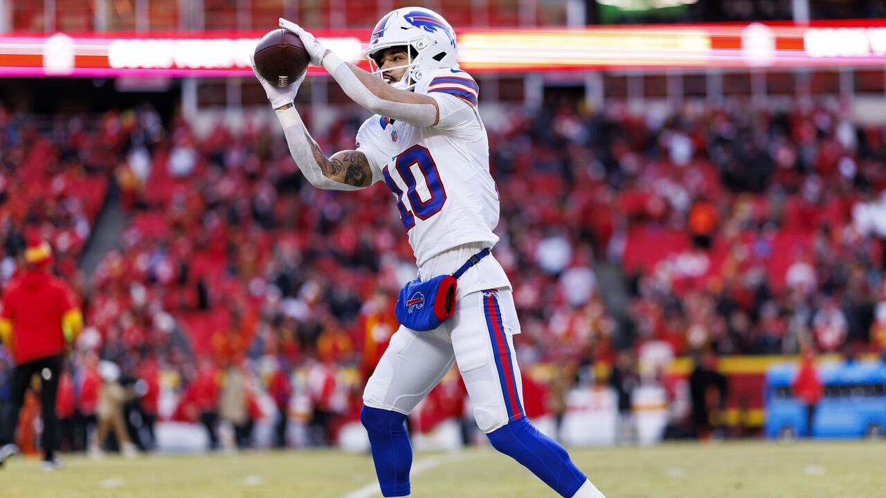 KANSAS CITY, MISSOURI - JANUARY 26: Wide receiver Khalil Shakir #10 of the Buffalo Bills warms up prior to the AFC Championship game against the Kansas City Chiefs, at GEHA Field at Arrowhead Stadium on January 26, 2025 in Kansas City, Missouri.