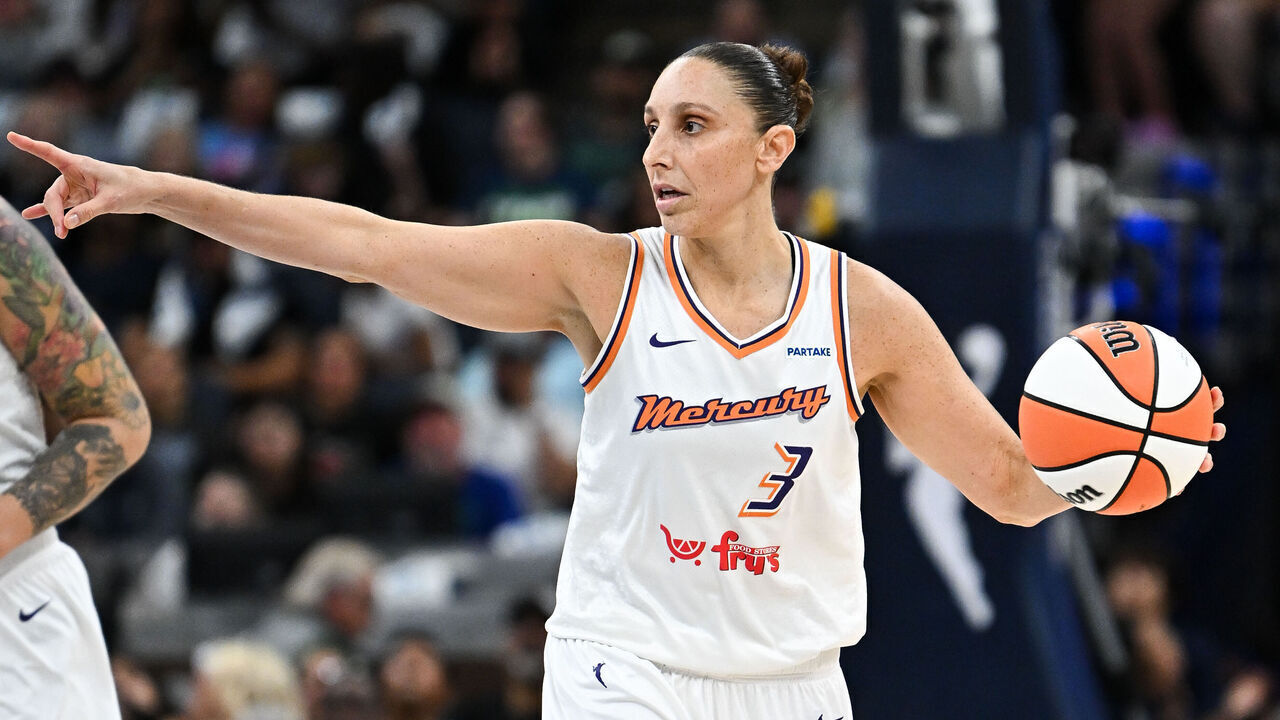 MINNEAPOLIS, MINNESOTA - SEPTEMBER 25: Diana Taurasi #3 of the Phoenix Mercury directs her team as she dribbles the ball in the second quarter in Game Two of Round One of the WNBA Playoffs against the Minnesota Lynx at Target Center on September 25, 2024 in Minneapolis, Minnesota.