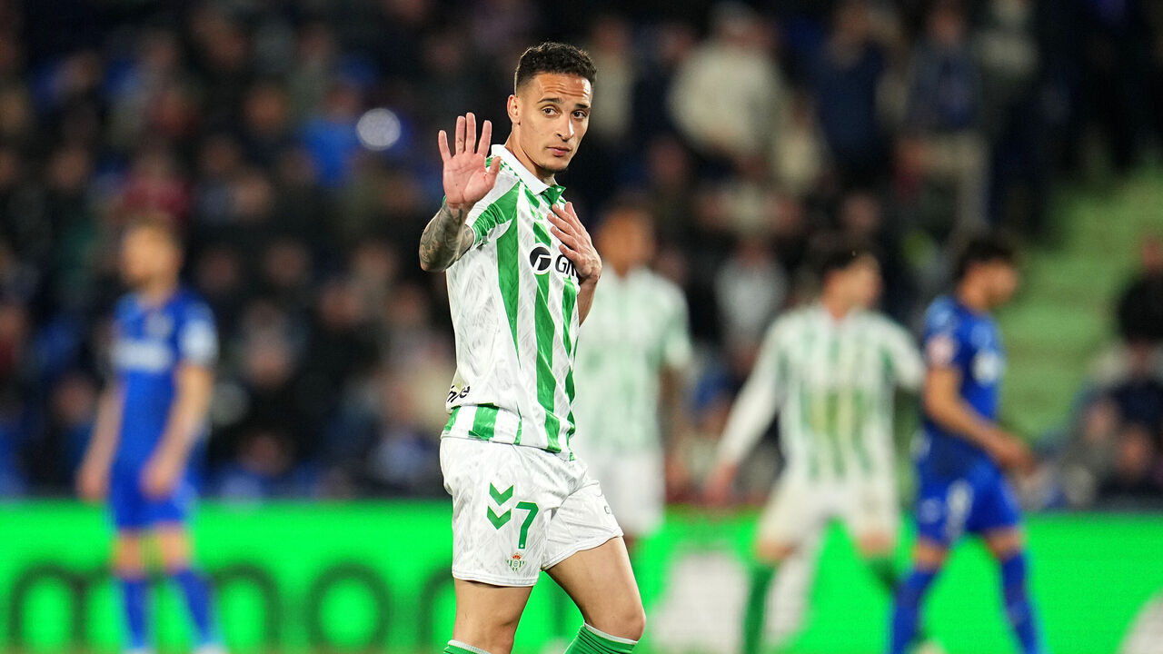 GETAFE, SPAIN - FEBRUARY 23: Antony of Real Betis reacts, as he leaves the pitch after receiving a red card during the LaLiga match between Getafe CF and Real Betis Balompie at Coliseum Alfonso Perez on February 23, 2025 in Getafe, Spain.