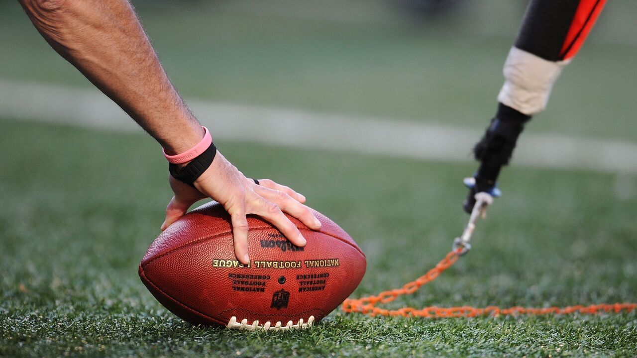 EAST RUTHERFORD, NJ - OCTOBER 26: The first down chains are brought out to measure for a first down during the Kansas City Chiefs against the New York Jets on October 26, 2008 at Giants Stadium in East Rutherford, New Jersey.