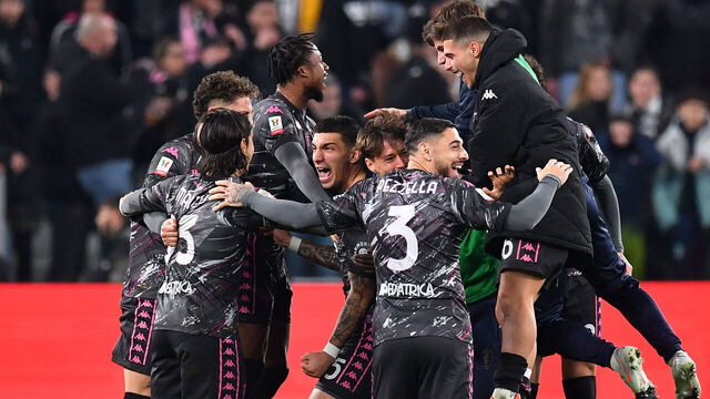 TURIN, ITALY - FEBRUARY 26: The Empoli team celebrates after Luca Marianucci of Empoli (not pictured) scored the decisive penalty in the penalty shootout during the Coppa Italia Quarter Final match between Juventus FC and Empoli FC at Allianz Stadium on February 26, 2025 in Turin, Italy.