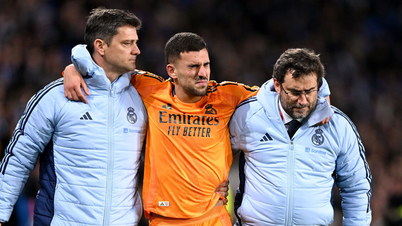 SAN SEBASTIAN, SPAIN - FEBRUARY 26: Dani Ceballos of Real Madrid is leaving the pitch injured during the Spanish Copa del Rey match between Real Sociedad v Real Madrid at the Estadio Reale Arena on February 26, 2025 in San Sebastian Spain