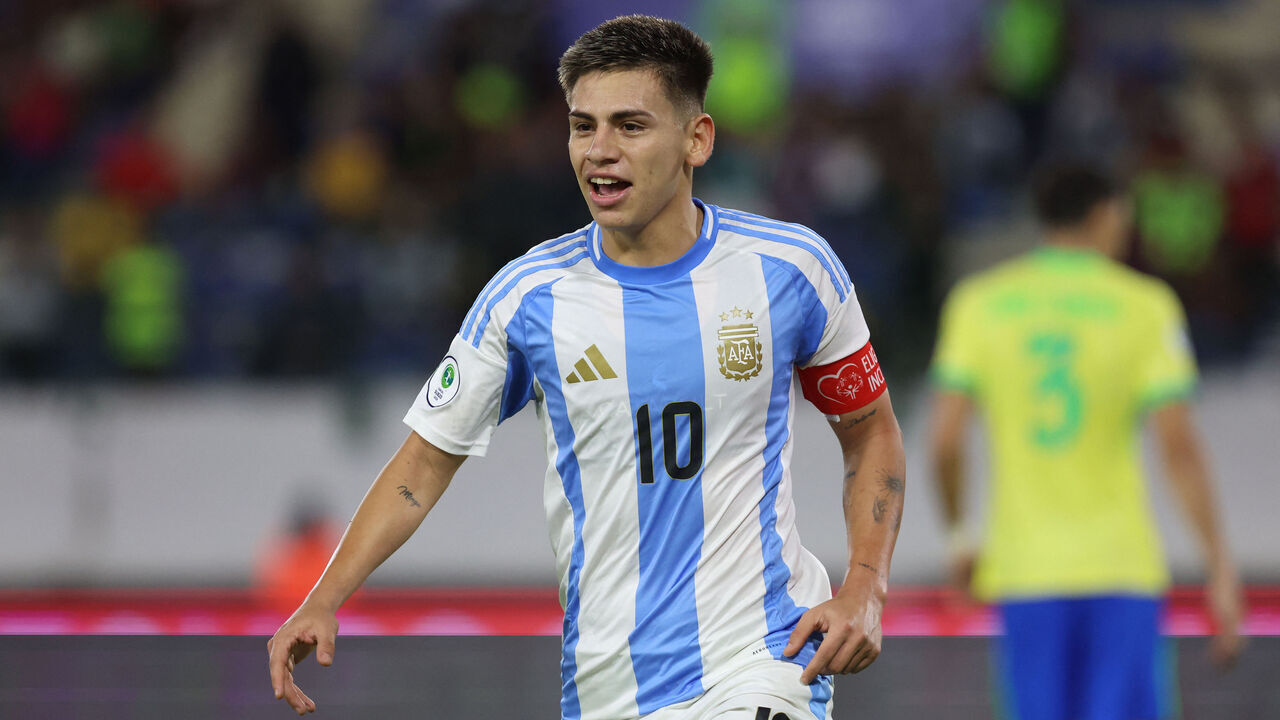 Argentina's midfielder #10 Claudio Echeverri celebrates after scoring from the penalty spot during the 2025 South American U-20 football championship final round match between Brazil and Argentina at the Brígido Iriarte stadium in Caracas on February 13, 2025.