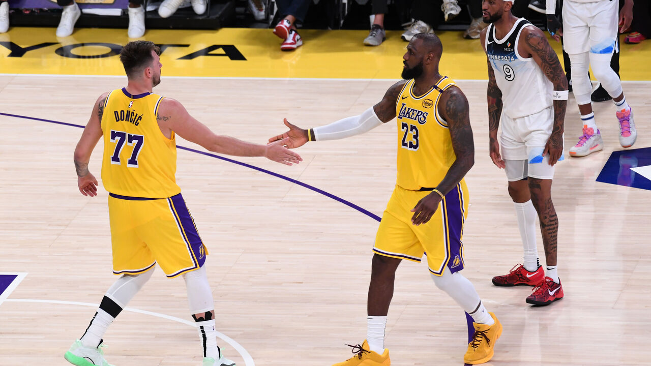 LeBron powers Lakers to 4th straight victory | theScore.com