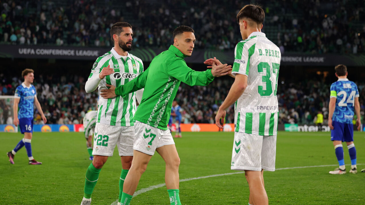 SEVILLE, SPAIN - FEBRUARY 20: Isco, Antony and Dani Perez of Real Betis high five following the UEFA Europa Conference League 2024/25 League Knockout Play-off Second Leg match between Real Betis Balompie and KAA Gent at Benito Villamarin Stadium on February 20, 2025 in Seville, Spain.