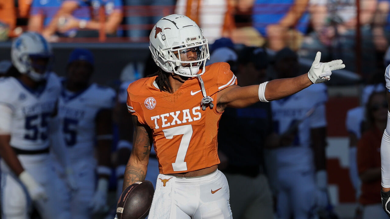AUSTIN, TX - NOVEMBER 23: Texas Longhorns wide receiver Isaiah Bond (7) points to indicate a first down during the SEC college football game between Texas Longhorns and Kentucky Wildcats on November 23, 2024, at Darrell K Royal - Texas Memorial Stadium in Austin, TX.