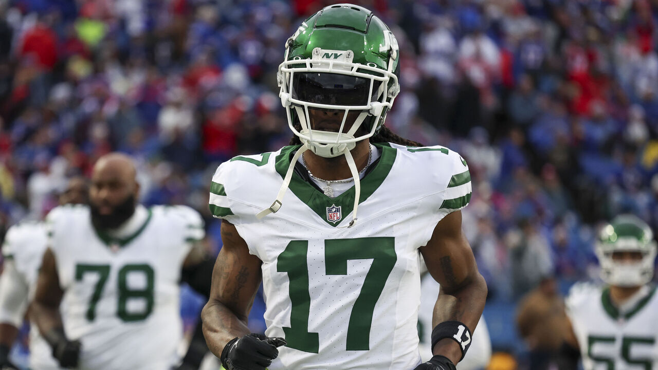 ORCHARD PARK, NEW YORK - DECEMBER 29: Davante Adams #17 of the New York Jets takes the field prior to a game against the Buffalo Bills at Highmark Stadium on December 29, 2024 in Orchard Park, New York. The Bills defeated the Jets 40-14. (Kara Durrette/Getty Images)
