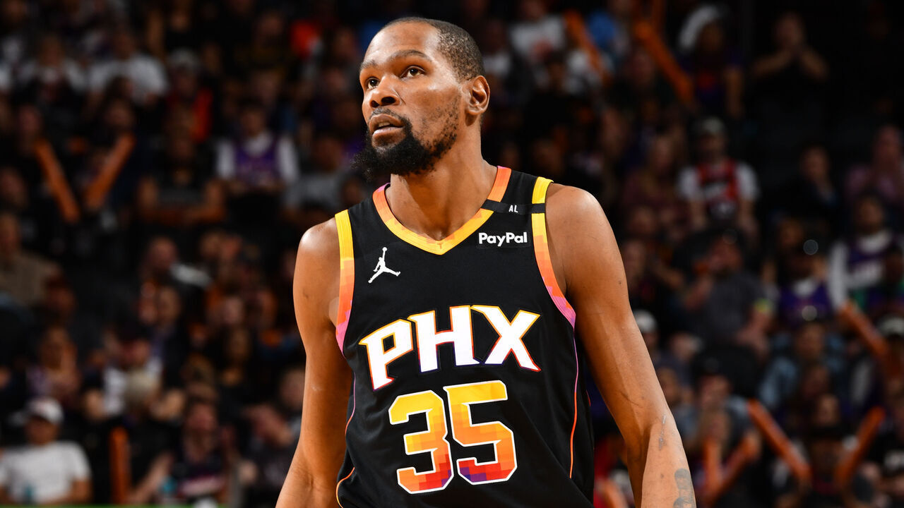 PHOENIX, AZ - FEBRUARY 28: Kevin Durant #35 of the Phoenix Suns looks on during the game against the New Orleans Pelicans on February 28, 2025 at PHX Arena in Phoenix, Arizona. Mandatory Copyright Notice: Copyright 2025 NBAE