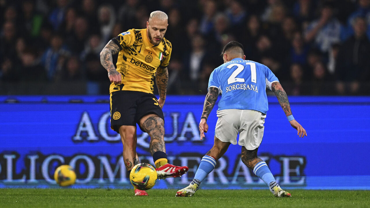 NAPLES, ITALY - MARCH 01: Matteo Politano of Napoli competes for the ball with Federico Dimarco of FC Internazionale during the Serie A match between Napoli and FC Internazionale at Stadio Diego Armando Maradona on March 01, 2025 in Naples, Italy.