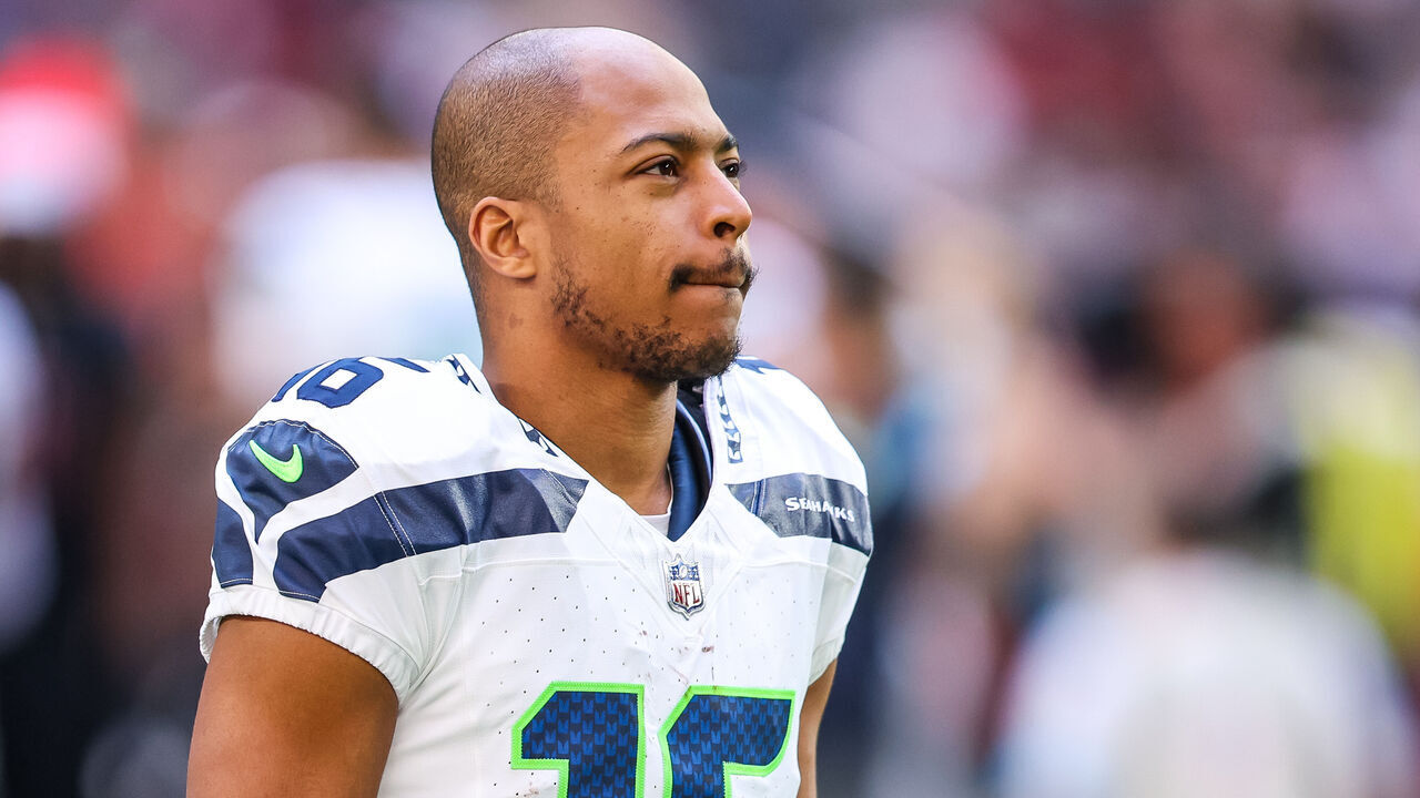 GLENDALE, ARIZONA - DECEMBER 8: Tyler Lockett #16 of the Seattle Seahawks on the field before a game against the Arizona Cardinals at State Farm Stadium on December 8, 2024 in Glendale, Arizona.