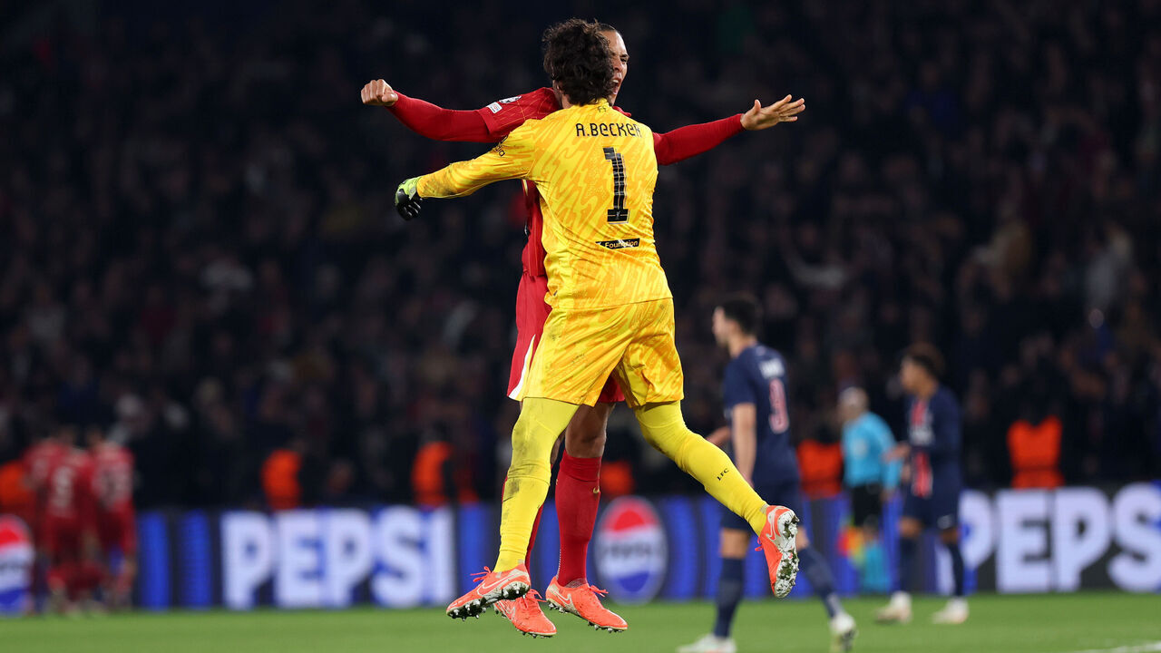 PARIS, FRANCE - MARCH 05: Alisson Becker of Liverpool celebrates with team mate Virgil van Dijk after Harvey Elliott of Liverpool (not pictured) scores his team's first goal during the UEFA Champions League 2024/25 Round of 16 first leg match between Paris Saint-Germain and Liverpool FC at Parc des Princes on March 05, 2025 in Paris, France.