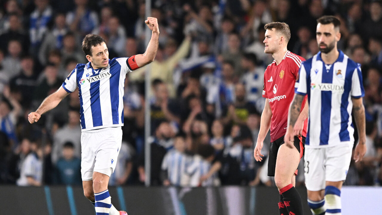 SAN SEBASTIAN, SPAIN - MARCH 6: Mikel Oyarzabal of Real Sociedad celebrates 1-1 during the UEFA Europa League match between Real Sociedad v Manchester United at the Estadio Reale Arena on March 6, 2025 in San Sebastian Spain