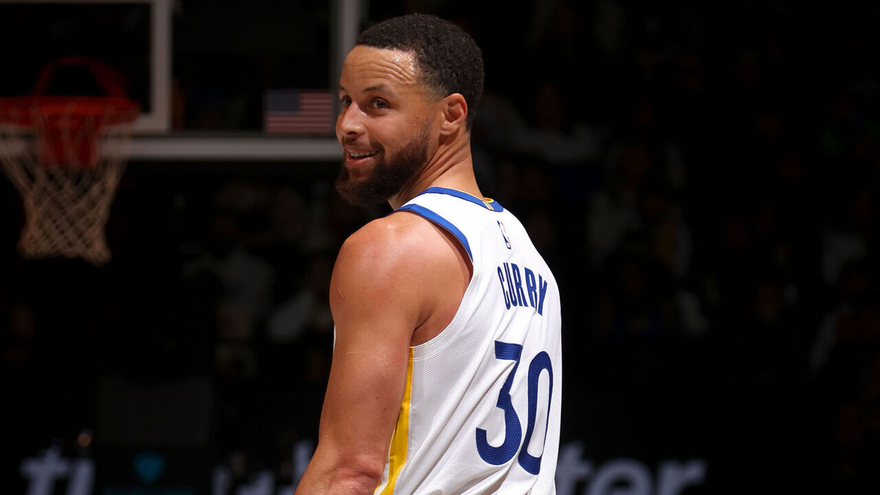 BROOKLYN, NY - MARCH 6: Stephen Curry #30 of the Golden State Warriors smiles during the game against the Brooklyn Nets on March 6, 2025 at Barclays Center in Brooklyn, New York. Mandatory Copyright Notice: Copyright 2025 NBAE