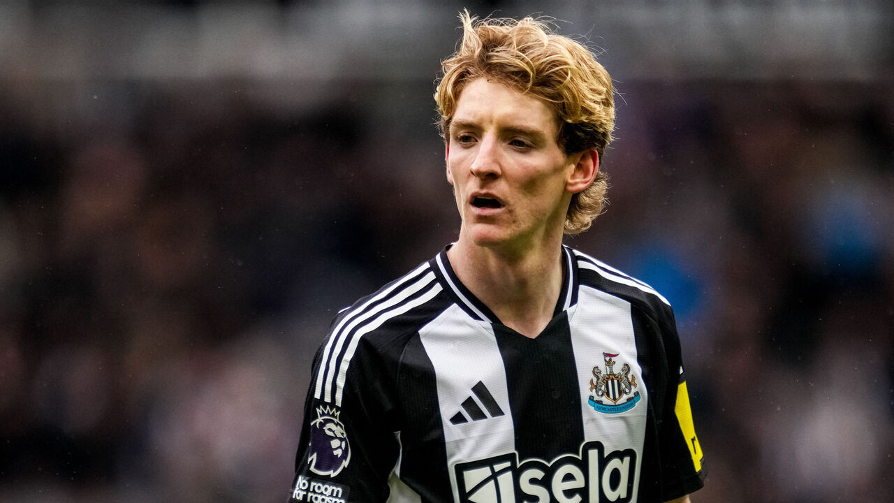 NEWCASTLE UPON TYNE, ENGLAND - FEBRUARY 23: Anthony Gordon of Newcastle United FC looks on during the Premier League match between Newcastle United FC and Nottingham Forest FC at St James' Park on February 23, 2025 in Newcastle upon Tyne, England.