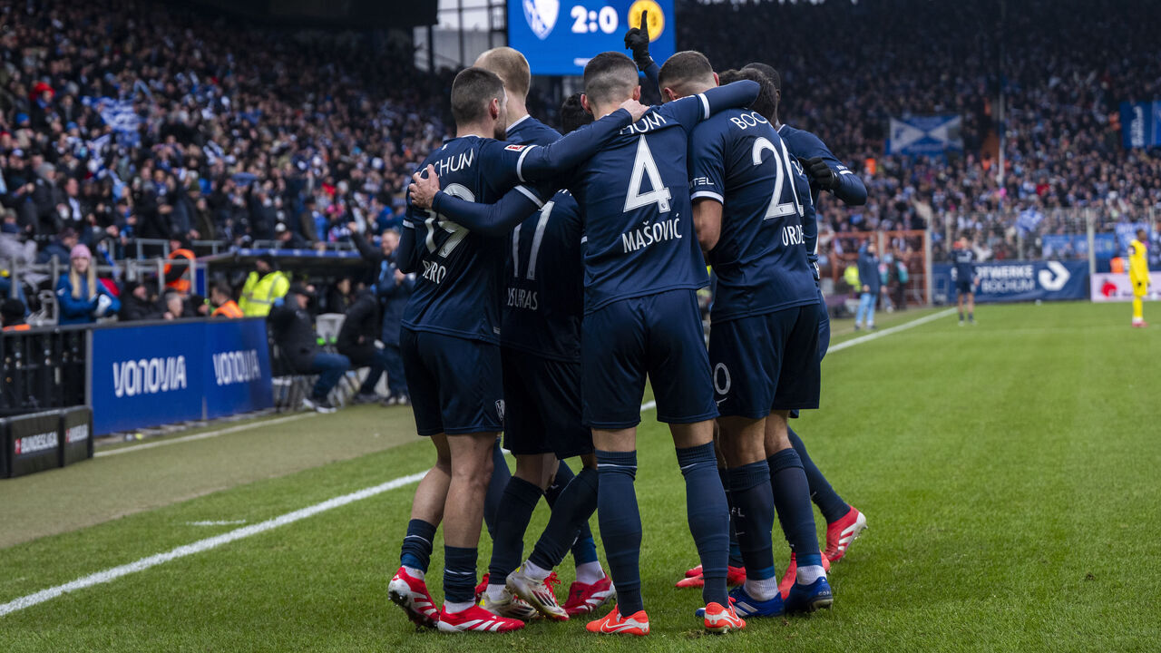 15 February 2025, North Rhine-Westphalia, Bochum: Soccer: Bundesliga, VfL Bochum - Borussia Dortmund, Matchday 22, Vonovia Ruhrstadion: Bochum's players celebrate after scoring the 2:0 goal. Photo: David Inderlied/dpa - IMPORTANT NOTE: In accordance with the regulations of the DFL German Football League and the DFB German Football Association, it is prohibited to utilize or have utilized photographs taken in the stadium and/or of the match in the form of sequential images and/or video-like photo series.