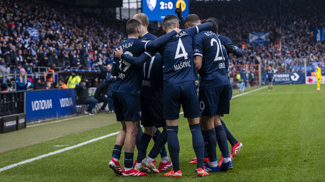 15 February 2025, North Rhine-Westphalia, Bochum: Soccer: Bundesliga, VfL Bochum - Borussia Dortmund, Matchday 22, Vonovia Ruhrstadion: Bochum's players celebrate after scoring the 2:0 goal. Photo: David Inderlied/dpa - IMPORTANT NOTE: In accordance with the regulations of the DFL German Football League and the DFB German Football Association, it is prohibited to utilize or have utilized photographs taken in the stadium and/or of the match in the form of sequential images and/or video-like photo series.