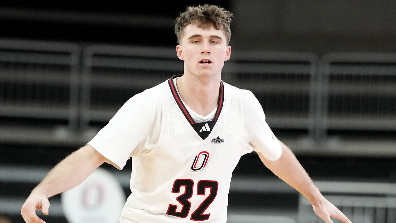 OMAHA, NE - DECEMBER 17: Tony Osburn #32 of the Nebraska-Omaha Mavericks in position during a college basketball game against the Stetson Hatters at Baxter Arena on December 17, 2023 in Omaha, Nebraska.