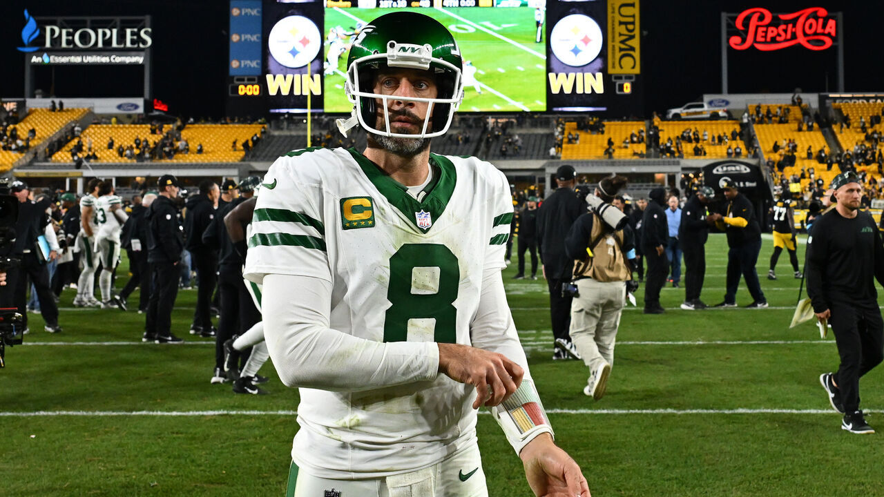 PITTSBURGH, PENNSYLVANIA - OCTOBER 20: Aaron Rodgers #8 of the New York Jets walks off the field after a loss to the Pittsburgh Steelers at Acrisure Stadium on October 20, 2024 in Pittsburgh, Pennsylvania.