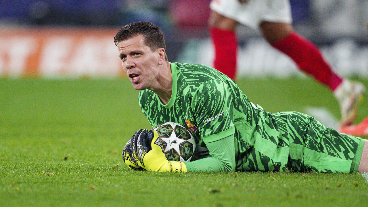 LISBON, PORTUGAL - MARCH 5: Goalkeeper Wojciech Szczesny of Barcelona defends the ball during the UEFA Champions League 2024/25 Round of 16 first Leg match between SL Benfica and FC Barcelona at Estadio do Sport Lisboa e Benfica on March 5, 2025 in Lisbon, Portugal.