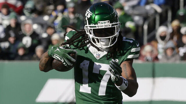 EAST RUTHERFORD, NEW JERSEY - DECEMBER 22: (NEW YORK DAILIES OUT) Davante Adams #17 of the New York Jets in action against the Los Angeles Rams at MetLife Stadium on December 22, 2024 in East Rutherford, New Jersey. The Rams defeated the Jets 19-9.
