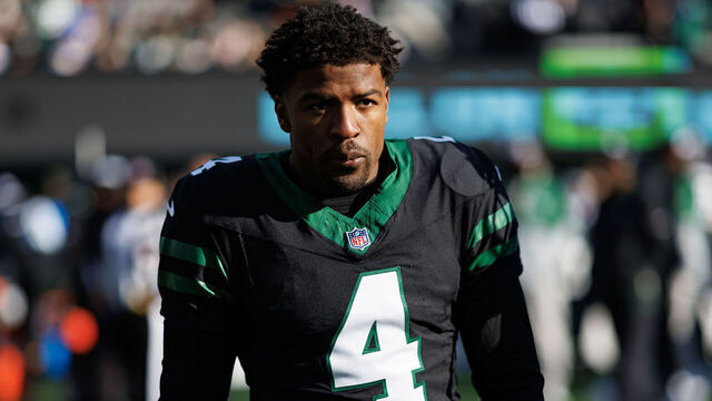 EAST RUTHERFORD, NEW JERSEY - DECEMBER 1: Cornerback D.J. Reed #4 of the New York Jets stands on the field during an NFL football game against the Seattle Seahawks, at MetLife Stadium on December 1, 2024 in East Rutherford, New Jersey.