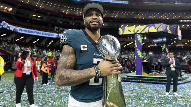 NEW ORLEANS, LOUISIANA - FEBRUARY 9: Darius Slay Jr. #2 of the Philadelphia Eagles reacts with the Vince Lombardi Trophy following Super Bowl LIX against the Kansas City Chiefs at Caesars Superdome on February 09, 2025 in New Orleans, Louisiana.