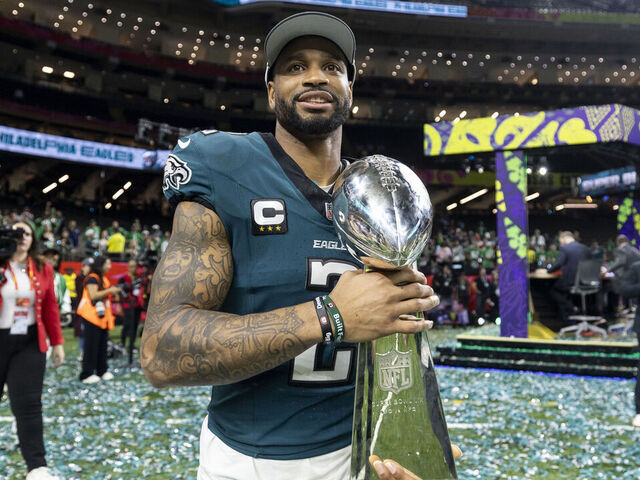 NEW ORLEANS, LOUISIANA - FEBRUARY 9: Darius Slay Jr. #2 of the Philadelphia Eagles reacts with the Vince Lombardi Trophy following Super Bowl LIX against the Kansas City Chiefs at Caesars Superdome on February 09, 2025 in New Orleans, Louisiana.