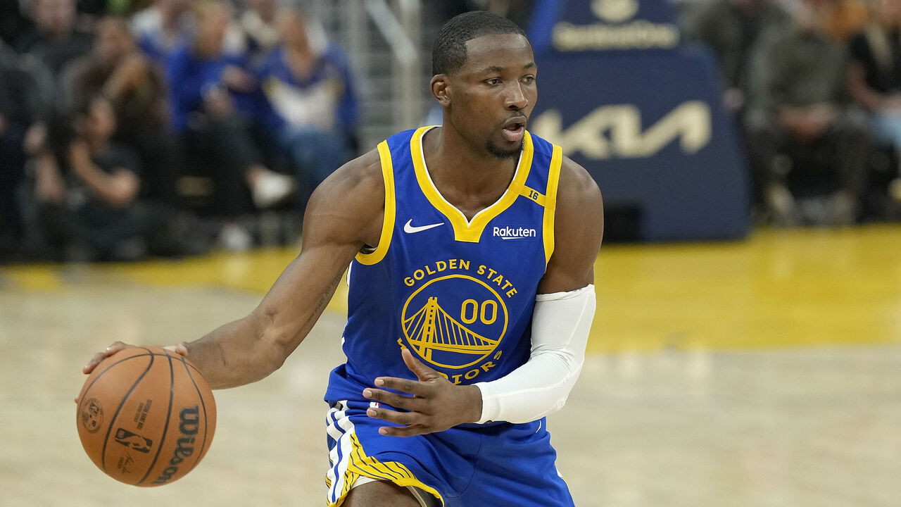 SAN FRANCISCO, CALIFORNIA - JANUARY 04: Jonathan Kuminga #00 of the Golden State Warriors dribbles the ball against the Memphis Grizzlies during the first half at Chase Center on January 04, 2025 in San Francisco, California.
