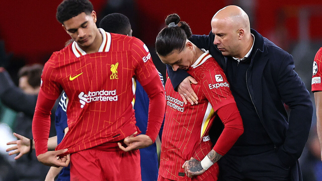 LIVERPOOL, ENGLAND - MARCH 11: Arne Slot manager / head coach of Liverpool consoles Darwin Nunez of Liverpool after losing the penalty shoot out during the UEFA Champions League 2024/25 UEFA Champions League 2024/25 Round of 16 Second Leg match between Liverpool FC and Paris Saint-Germain at Anfield on March 11, 2025 in Liverpool, England.
