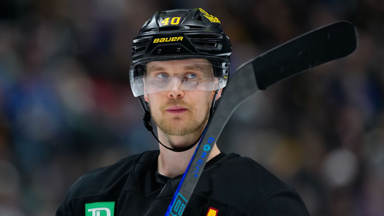 VANCOUVER, CANADA - MARCH 9: Elias Pettersson #40 of the Vancouver Canucks looks on during the first period of their NHL game against the Dallas Stars at Rogers Arena on March 9, 2025 in Vancouver, British Columbia, Canada.