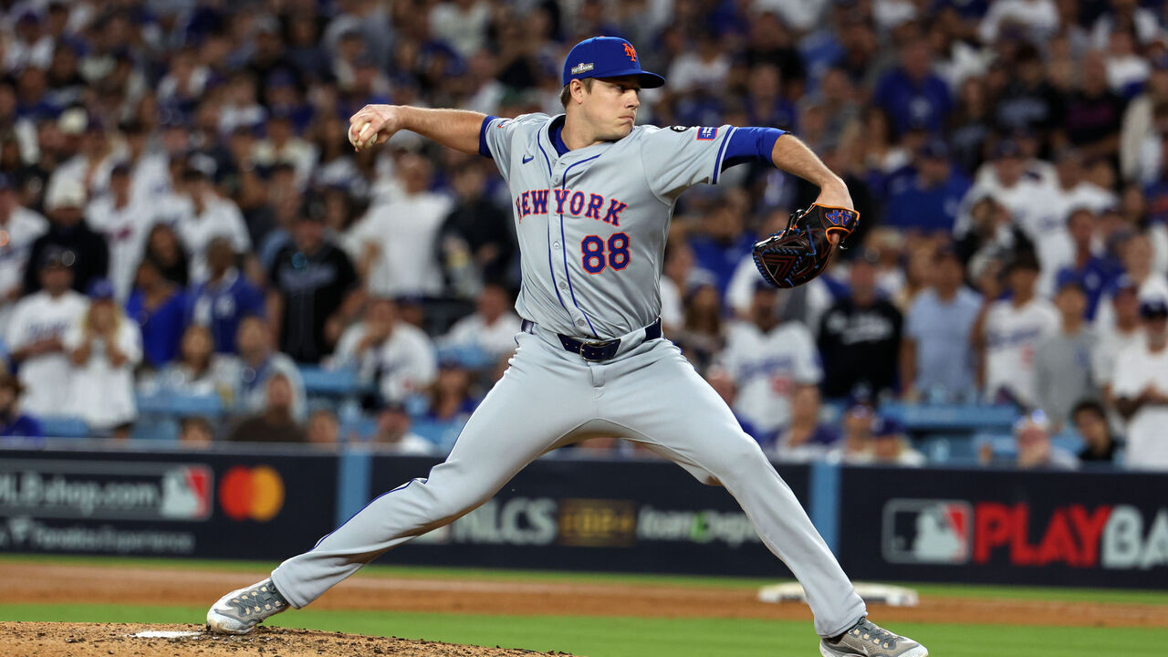 LOS ANGELES, CA - OCTOBER 20: Phil Maton #88 of the New York Mets pitches during Game 6 of the NLCS presented by loanDepot between the New York Mets and the Los Angeles Dodgers at Dodger Stadium on Sunday, October 20, 2024 in Los Angeles, California.