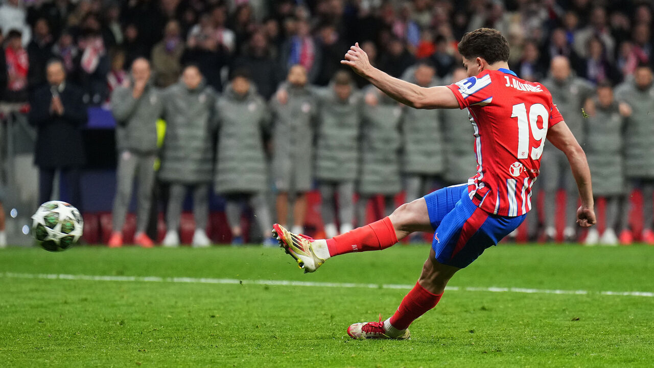 MADRID, SPAIN - MARCH 12: Julian Alvarez of Atletico de Madrid scores the team's second penalty in the penalty shoot out, which is later ruled out following a VAR Review due to an improper kick, during the UEFA Champions League 2024/25 Round of 16 second leg match between Atletico de Madrid and Real Madrid C.F. at Estadio Metropolitano on March 12, 2025 in Madrid, Spain.