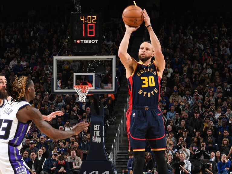 Warriors hold off Kings for 6th straight win on Curry's historic night