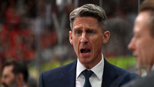 RALEIGH, NC - MARCH 01: Edmonton Oilers head coach Kris Knoblauch talks to players on the bench during the NHL game between the Edmonton Oilers and the Carolina Hurricanes on March 1, 2025 at Lenovo Center in Raleigh, North Carolina.