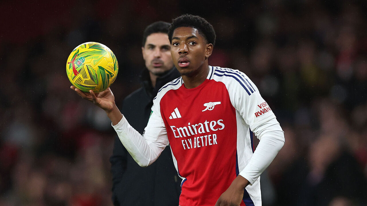 LONDON, ENGLAND - DECEMBER 18: Myles Lewis-Skelly of Arsenal stands in-front of Manager Mikel Arteta during the Carabao Cup Quarter Final match between Arsenal and Crystal Palace at Emirates Stadium on December 18, 2024 in London, England.