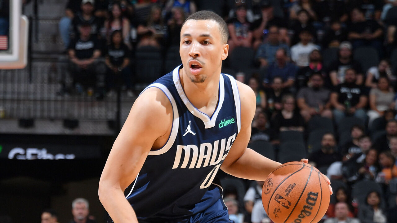 SAN ANTONIO, TX - MARCH 12: Dante Exum #0 of the Dallas Mavericks dribbles the ball during the game against the Dallas Mavericks on March 12, 2025 at the Frost Bank Center in San Antonio, Texas. Mandatory Copyright Notice: Copyright 2025 NBAE (Photos by Michael Gonzales/NBAE via Getty Images)