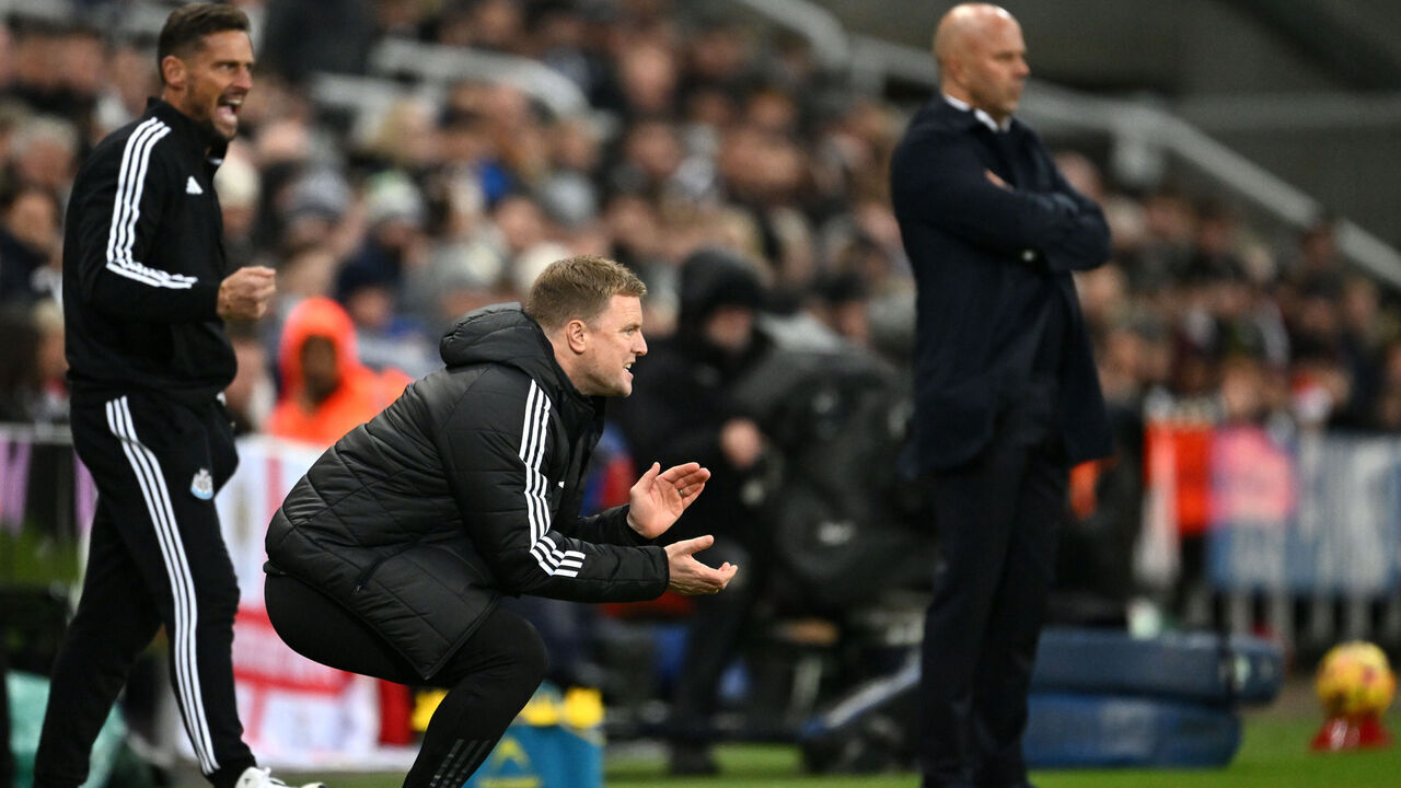 NEWCASTLE UPON TYNE, ENGLAND - DECEMBER 04: Eddie Howe, Manager of Newcastle United, reacts as Arne Slot, Manager of Liverpool, looks on during the Premier League match between Newcastle United FC and Liverpool FC at St James' Park on December 04, 2024 in Newcastle upon Tyne, England.