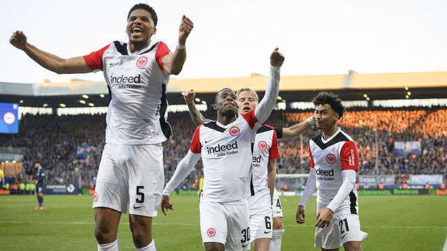 16 March 2025, North Rhine-Westphalia, Bochum: Soccer: Bundesliga, VfL Bochum - Eintracht Frankfurt, Matchday 26, Vonovia Ruhrstadion, Eintracht Frankfurt celebrate after the goal by Aurele Amenda (l-r), scorer Michy Batshuayi, Oscar Höjlund, Nathaniel Brown. Photo: Anke Waelischmiller/dpa - IMPORTANT NOTE: In accordance with the regulations of the DFL German Football League and the DFB German Football Association, it is prohibited to utilize or have utilized photographs taken in the stadium and/or of the match in the form of sequential images and/or video-like photo series.