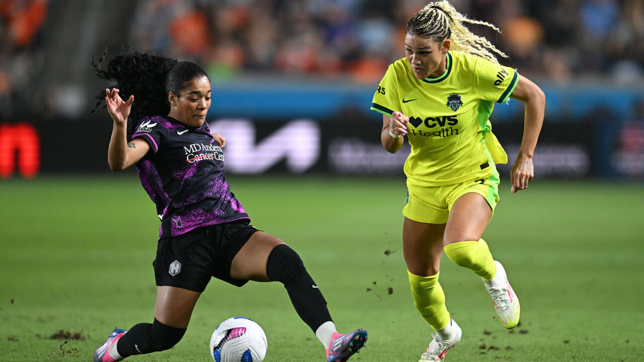HOUSTON, TEXAS - MARCH 14: Trinity Rodman #2 of Washington Spirit runs with the ball whilst under pressure from Evelina Duljan #7 of Houston Dash during the NWSL match between Houston Dash and Washington Spirit at Shell Energy Stadium on March 14, 2025 in Houston, Texas.