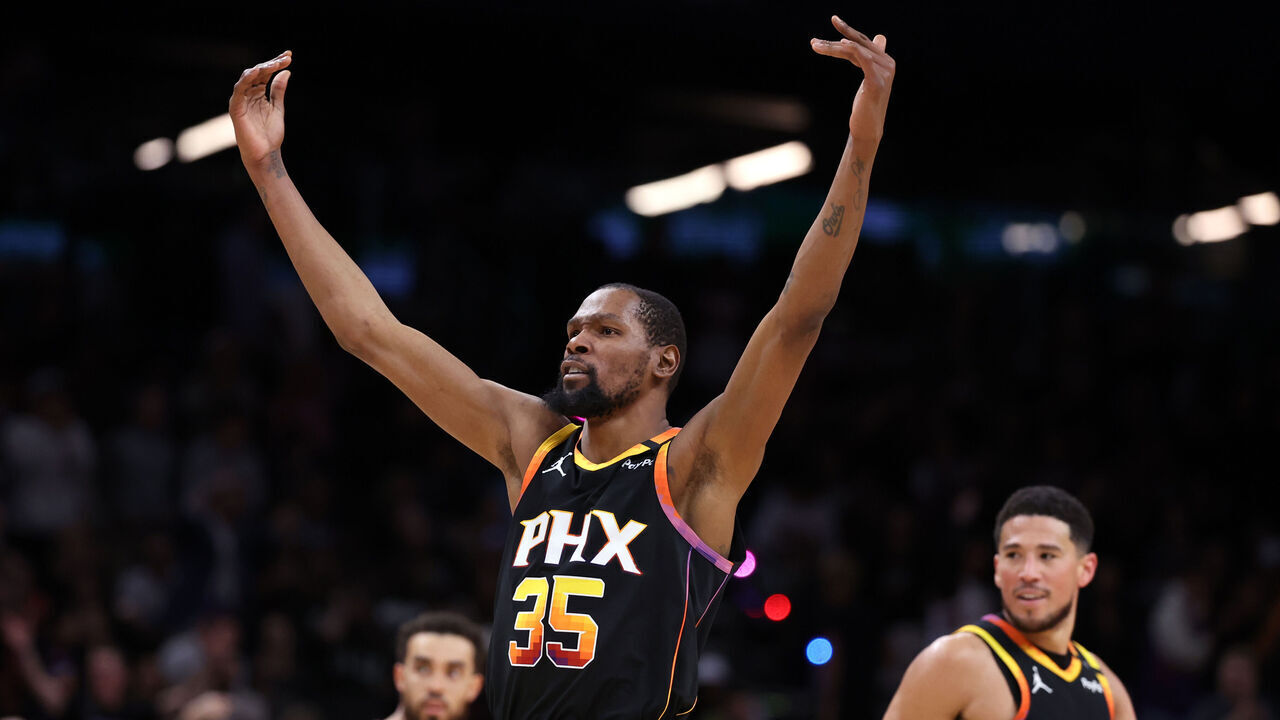 PHOENIX, ARIZONA - MARCH 21: Kevin Durant #35 of the Phoenix Suns gestures to the crowd after a defensive stop during the second half against the Cleveland Cavaliers at PHX Arena on March 21, 2025 in Phoenix, Arizona.