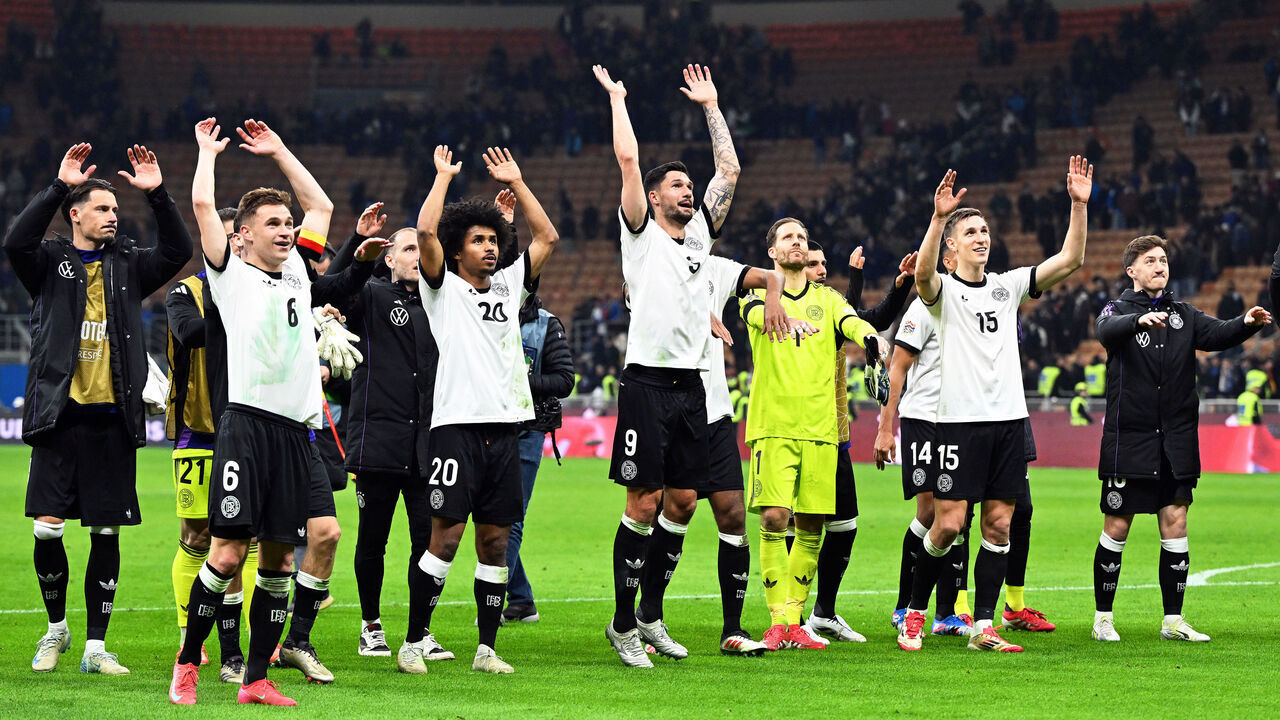 20 March 2025, Italy, Mailand: Soccer: Nations League A, Italy - Germany, play-off round, quarter-finals, first leg, Stadio Giuseppe Meazza, Germany's players cheer with the fans after the victory. Photo: Federico Gambarini/dpa