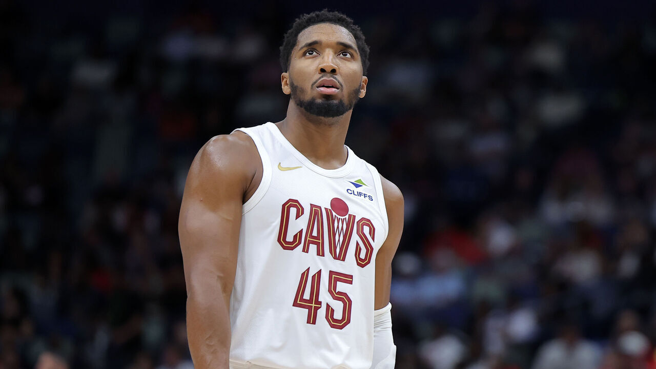 NEW ORLEANS, LOUISIANA - NOVEMBER 06: Donovan Mitchell #45 of the Cleveland Cavaliers reacts against the New Orleans Pelicans during the second half at the Smoothie King Center on November 06, 2024 in New Orleans, Louisiana.