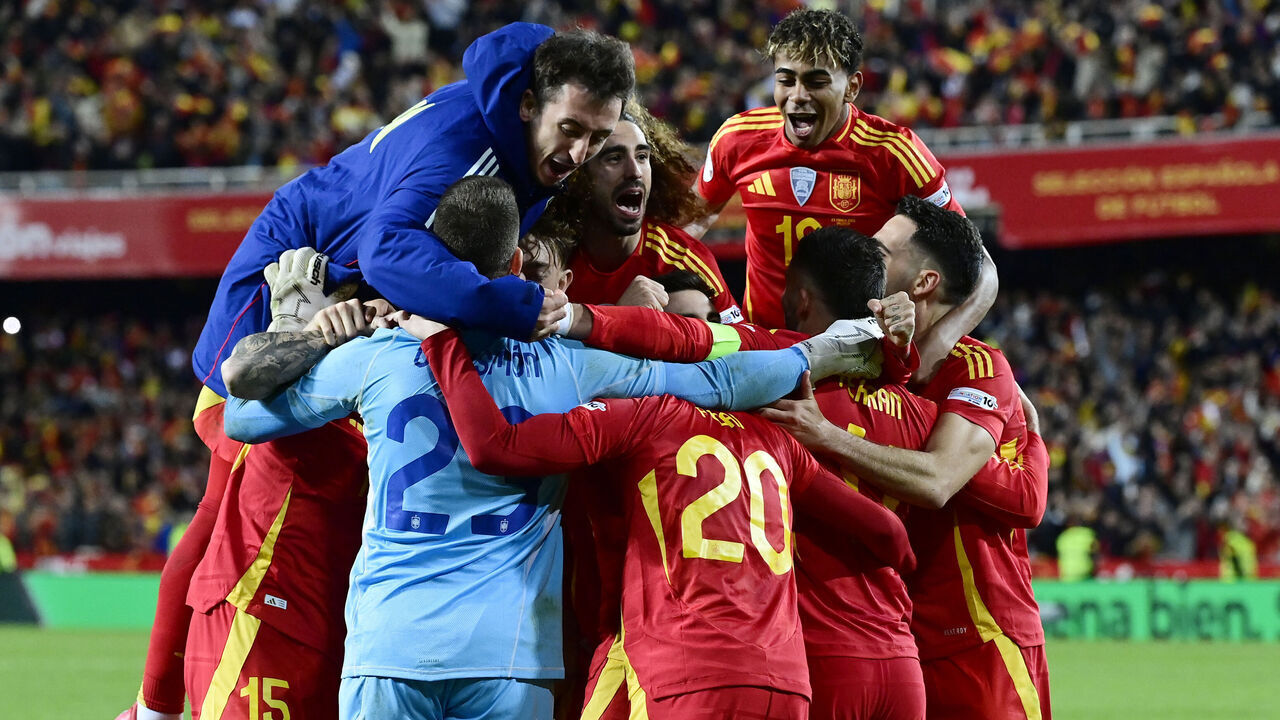 Spain's players celebrate after the UEFA Nations League quarter final second leg football match between Spain and Netherlands at the Mestalla stadium in Valencia, on March 23, 2025.