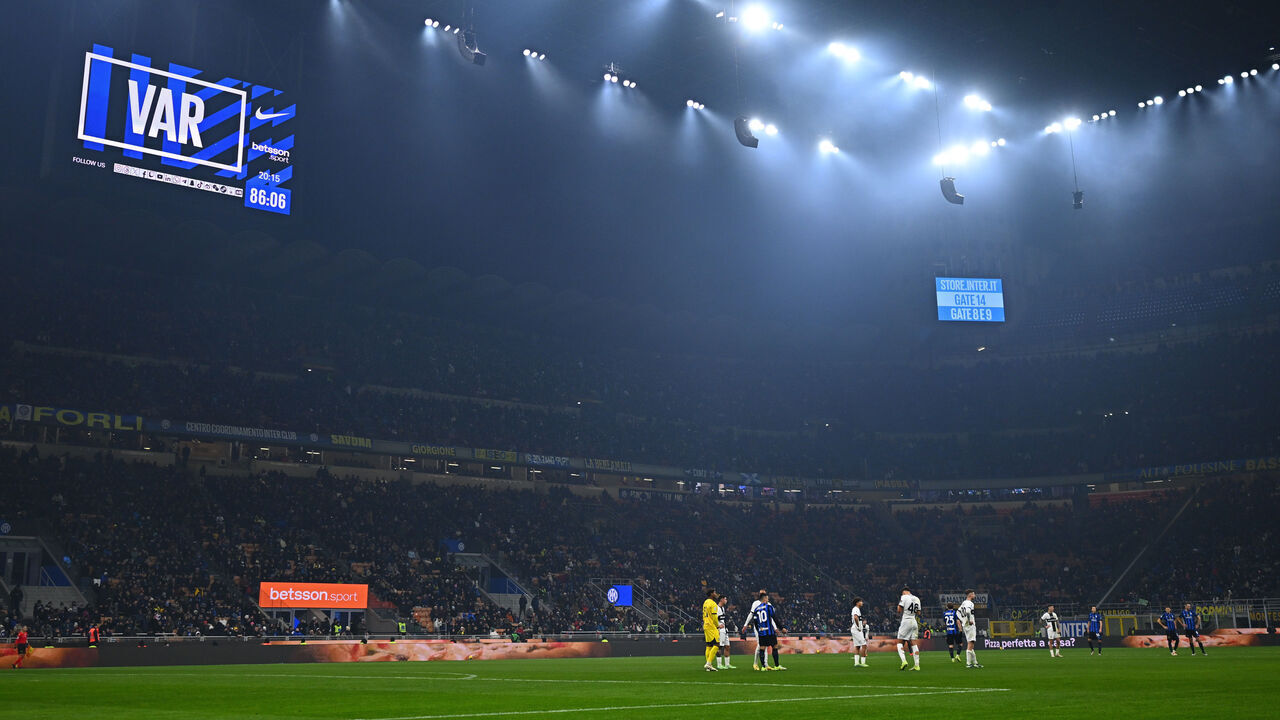 MILAN, ITALY - DECEMBER 06: Inter players await a VAR decision during the Serie A match between Inter and Parma at Stadio Giuseppe Meazza on December 06, 2024 in Milan, Italy.