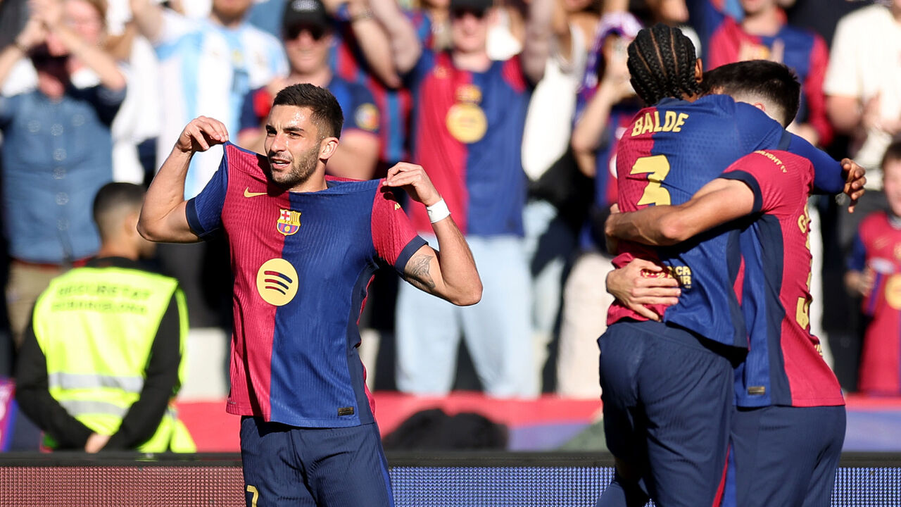Barcelona restore Liga lead in Girona romp