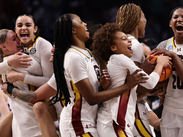Defending champion South Carolina holds off Duke to reach Final Four |  theScore.com