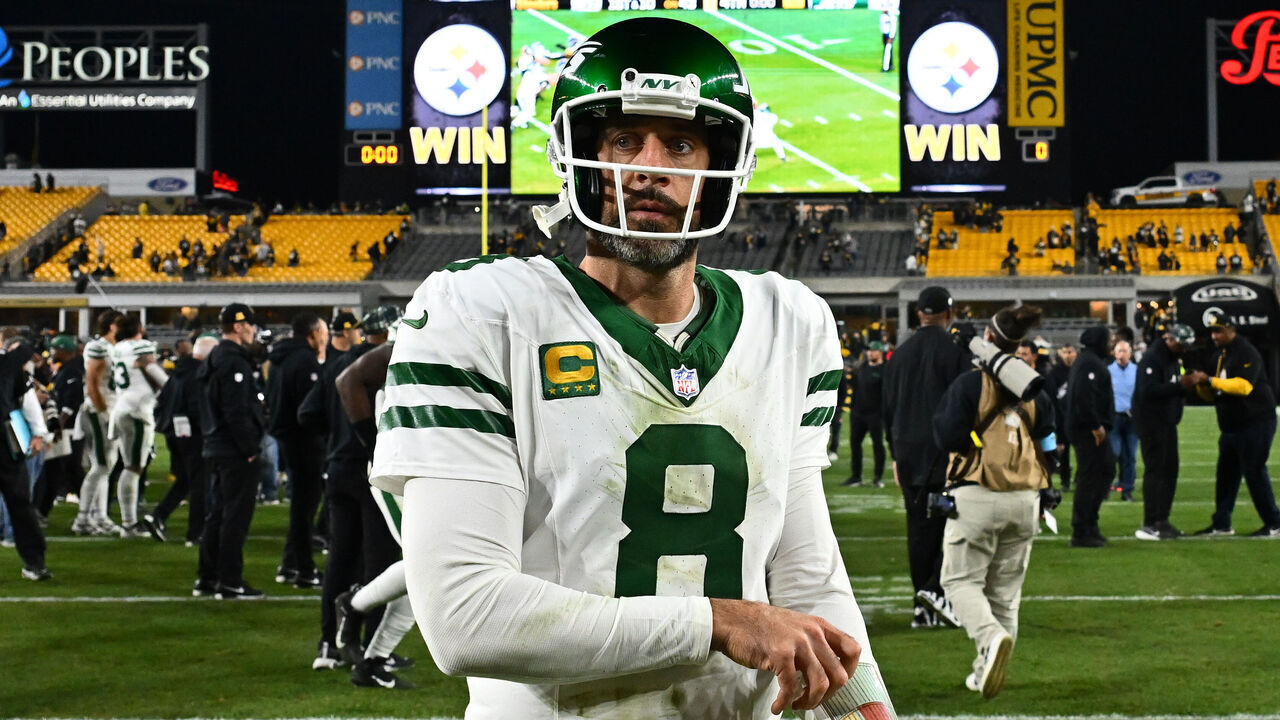 PITTSBURGH, PENNSYLVANIA - OCTOBER 20: Aaron Rodgers #8 of the New York Jets walks off the field after a loss to the Pittsburgh Steelers at Acrisure Stadium on October 20, 2024 in Pittsburgh, Pennsylvania.
