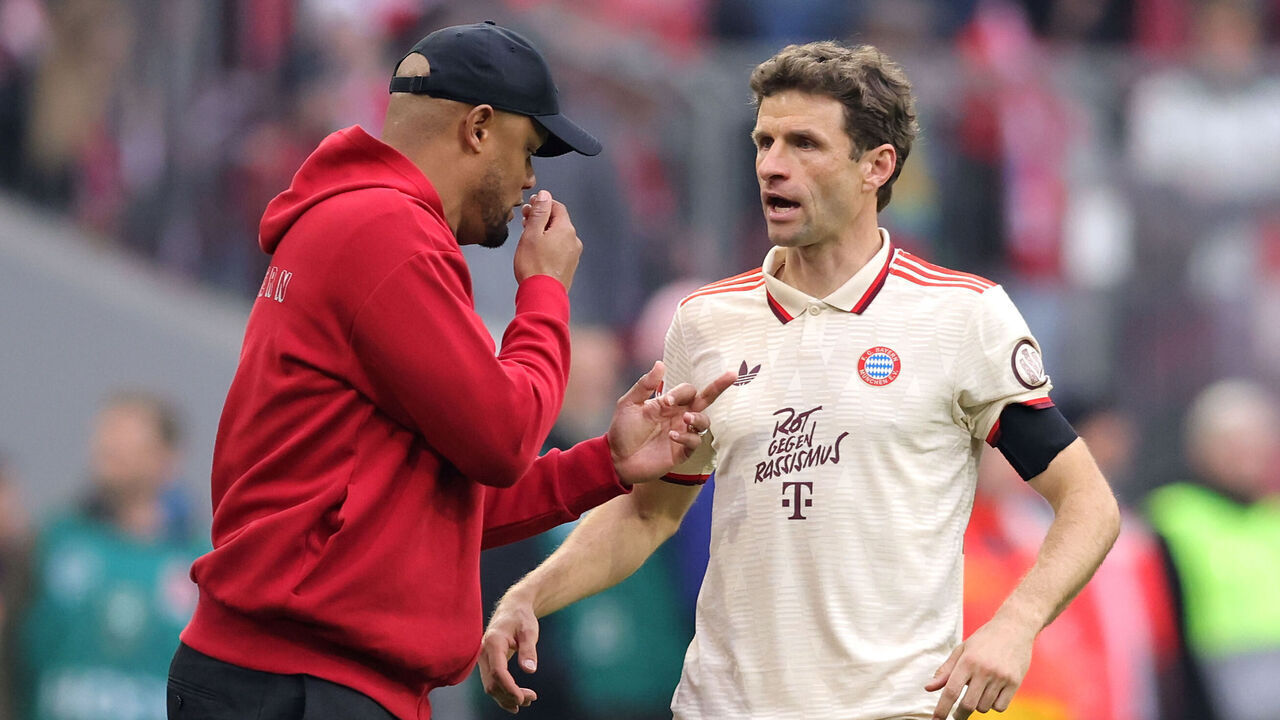 MUNICH, GERMANY - MARCH 29: Head coach Vincent Kompany of FC Bayern München talks to Thomas Müller of FC Bayern München during the Bundesliga match between FC Bayern München and FC St. Pauli 1910 at Allianz Arena on March 29, 2025 in Munich, Germany.