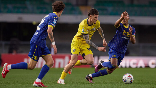 VERONA, ITALY - MARCH 31: Dennis Man of Parma Calcio competes for the ball with Antoine Bernede and Domagoj Bradaric of Hellas Verona FC during the Serie A match between Hellas Verona and Parma Calcio at Stadio Marcantonio Bentegodi on March 31, 2025 in Verona, Italy.